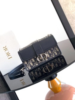 迪奥 这款 30 Montaigne East-West 链条手袋采用典雅的设计提升该系列的格调。采用蓝色提花面料精心制作突显经典的 Oblique 印花。翻盖饰以复古银色饰面金属 CD 扣环灵感源自 Christian Dior 香水瓶的封口。背面 30 Montaigne 压花标志等其他细节突显利落的设计。搭配饰以皮革带的可拆卸链条肩带,可手提、肩背或斜挎。翻盖开合CD 扣环背面 30 Montaigne 压花标志可拆卸、可调节的链条肩带饰以皮革带内部贴袋后侧口袋内含防尘袋意大利制造尺寸:2