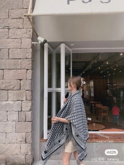 Dior的经典老花的配色用到太多的产品上面了,不管是包包,鞋子和手袋,都是自成一派的风格。这款海军蓝色羊毛和兔毛混纺披肩重新诠释了 Dior 最初于 1967 年推出的标志性图案 Oblique 印花。对比鲜明的饰边以流苏装饰,搭配“Christian Dior”大写字母标志,提升格调。可披在肩部,是保暖而富有时尚气息的理想配饰。1 来说说颜色,依然还是“海军蓝色”这个颜色大家都知道,Dior的经典特别爱的颜色,多次的印染才得到的成果,多一份是黑少一分是蓝,细品,浅灰色,这款的浅灰,依然是我没