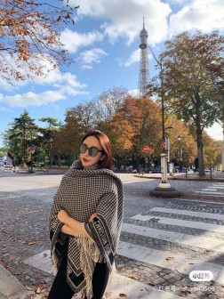 原版品质，调价重磅推荐 CD DIOR千鸟格印花大方巾 围巾披肩毛毯三用，超级惊艳的一款！百分百保真！超唯美的一款正品订单，去年外贸工厂接到的订单，直接发往美国的，咱们去年中就盯上这款，但是工厂因为保密协议硬是满了一年才放出来这么一小！虽然量不多，但能拿到咱们已经满足了~采用57%克什米尔进口羊绒和43%羊毛面料！这么大比重的羊绒真的超级少见！羊绒有世界公认的“软黄金”之称，手感柔软细腻。。。这款围巾超级大，尺寸达到！整体是双面织造的，看看上面精致的印花，这不是围巾不是小毯子不是奢侈品，这是值得