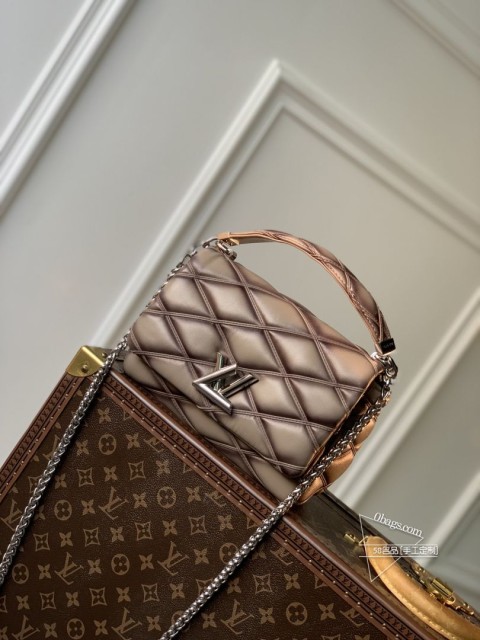 LV M22891 GO 14 中号手袋 银灰色羊皮革 绗缝图案