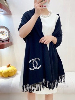 CHANEL 高级舒适时髦气质，相信我的就收吧！香奈儿这款触动内心的柔美围巾，围巾配有双C 珍珠光影下非常漂亮一般工厂做不出这样的款，大气优雅 简单，成功人士追求的品，颜色我给满分！！！有点独有的仙气，女性气质，颜色淡雅，不过分妖娆！尺寸规格70cm羊绒围巾