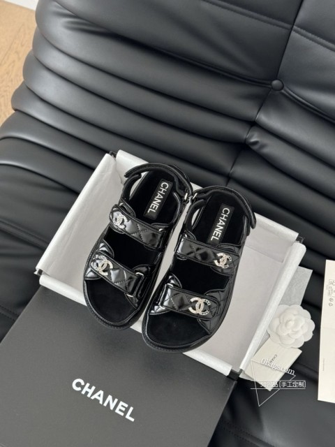 Chanel 25新魔术贴凉鞋版面！顶级对版货！所有的颜色我家都有！鞋面进口面料，垫脚内里羊皮，原版 247