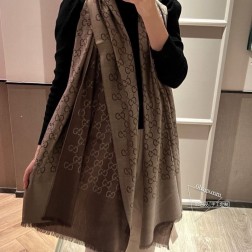 Gucci经典披肩 【GG老花薄款长巾】G专柜的常青树款，中性款男女都可用，品质极好 经典双G提花图案风靡了全世界 时尚人士衣柜里面绝对不能少的一件单品，但是你千万别拿某宝廉价的货色来磕碜自己 既然选择这种经典披肩，你就一定选择有灵魂的东西 精工高密度字体无比清晰 面料为最顶级高原开司米尔羊毛真丝(和专柜一样) 手感柔软丝滑 奢华有质感！这款披肩将真丝与羊毛相混搭，质地柔软而温暖，经典而永不过时。 70xcm