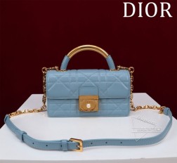 DIOR Dior Ange 手袋是二零二四秋季成衣系列新品以优雅时尚的美学风格开启 Dior 的全新系列尺寸:20 x 12 x 5 cm 长 x 高 x 宽肩带长度:53 厘米采用奶白色牛皮革精心制作饰以超大藤格纹缉面线硬挺的复古金色饰面金属顶部手柄镌刻以 Christian Dior Paris 标志翻盖饰以树脂珠饰点缀的 CD 扣环。缝有三角形衬料的廓形,搭配两个宽敞的隔层和一个插袋可收纳各种日常用品。迷你款式,设计高雅可调节、可拆卸的链条肩带由点缀以树脂珠饰的金色饰面金属 CD 链环组