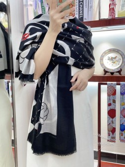 新 CHANEL最最新的专柜主打【CHANEL山茶花长巾】 度假及日常都非常好搭配的款 订单私流 】一看到就想去度假 平时穿搭也非常好搭配，整个人看起来都会神采奕奕 好多不用多说，细节品质都看得清楚，绝对获赞的高规格品质 尺寸：cm，%顶级羊绒[色]