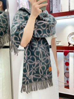 Loewe罗意威新品羊毛马海毛围巾 初秋奶茶女孩老钱风超嗲穿搭，初秋和奶茶色真的好搭大地色温柔又耐看，超高颜值，梦幻配色 羊毛+马海毛，两端带有流苏，面料超级舒适。牛皮革 logo压纹贴片尺寸：38