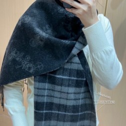  COACH经典 蔻驰围巾也太好看了吧！不仅有颜值还有品质，97%羊毛+3%羊绒，手感超级软糯和舒服，尺寸×30cm，整体宽度还可以，算是个小披肩。正反面做的互补色，一面是经典马拉车。另一面是双色格纹，温温柔柔的感觉围巾一定要冲这一条！2色 情侣款