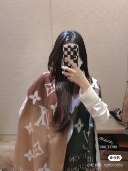  高品质 LV路易威登原单正品原标 支持验货！高端客户必入！现在全世界都在找她，无心炒作，但是这个款姐一定要擦亮眼睛，认准我们品质，随便跟正品对比细节，无论是渐变颜色的过渡还是围巾的边角线，这种细节不是随便谁家的货都有的 路易威登LOUIS VUITTON羊绒渐变色.风靡全世界.官网rmb8000+，这款围巾以经典路易威登款式为设计原型，两种柔美渐变配色：素雅的粉蓝或百搭的黑灰。由柔软温暖的纯山羊绒织就，并以提花工艺织出醒目的标志性Monogram花纹，风格细腻，这款是时下最最流行的莫兰迪配色~