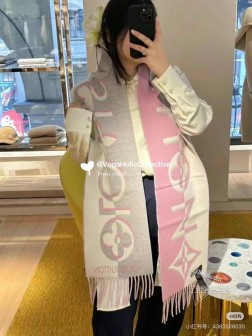  Duo Infinity 围巾选用柔软丰盈的绵羊毛，为双面设计融入大号 Monogram Infinity 标识，以反差色彩营造瞩目对比。可随性环绕于肩头，亦可系于颈间，于寒冷季节注入丝丝暖意。26 x 厘米(高 x 长度) x 26 厘米（不含流苏）95% 绵羊毛，5% 山羊绒提花织纹Monogram Infinity 标识路易威登标识流苏饰边