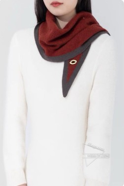 爆款上 皮雅娜最新款【LP条边小三角巾】独家牛货 奢华尽在尺寸之间，高端品质 具有超高羊绒品质才会被此品牌青睐 这种精品是市场上及其少见的，围巾针织三角菱形巾，真是超级的高端货 只有这种大品牌才会拥有 喜欢大尺寸的最爱.每色都是大爱每色都留.卖一条少一条的好货 且不用担心面料因为出口的原料固色度都是一级定期抽查...一等一好货 材质 %进口纯羊绒 30cm