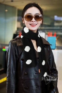  纯羊绒品质，爆款出货【山茶花针织小围巾】 新款CHANEL！时髦过冬！！非常的低调奢华，精致大气的简约设计，高级时髦精品必入推荐，上身的感觉真的散发非凡的气质！！来自女人们都会爱的~又是美出了天际啊！！自带高级气场，香奶奶独有的高级优雅，稳稳的“高段位”！针织的羊绒纱线厚实温暖舒服！！手工钩花，慢工出细活，买到就是挣到，值得珍藏！真的非常令人佩服，非常有大牌的气场，张力十足，温柔知性！尺寸规格：24cm，%纯山羊绒