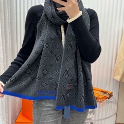  Lv双面围巾好看的要疯掉了，太有型太有魅力了 非常斯文时尚的秋冬单品！真的很喜欢，非常Classical的男款设计%羔绒，手感真的绝了上身效果真的随便怎么围都好看！！这种款式真的闭着眼买，任何年龄层都轻松驾驭！！！30cm