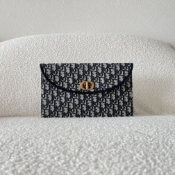 DIOR D家 这款 30 Montaigne Avenue 翻盖手拿包。采用蓝色 Oblique 印花面料精心制作,饰以其同名系列的经典标识,包括翻盖上的复古金色饰面金属旋钮式 CD 扣环。时尚百搭,可与其他 30 Montaigne Avenue 单品搭配,打造配套造型。尺寸:30×18.2×2cm S2191490