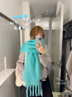 2024小红书最新走火爆款 COS品牌 经典大土星马海毛围巾 英国时装设计师，时装的朋克之母！时尚潮流风格，品质强大，超美的设计！简约大气刺绣Logo精致 这个款不用担心不好看，因为经典的元素洋气的新设计！赠礼的完美之选，充分展现个性风范。品质非常整个首饰给人大牌气场的同时又非常精致，让整个人的层次提升好几个level 绝对值得入手 尺寸30