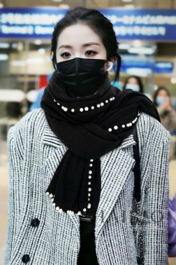  香奶奶家【CHANEL珍珠针织披肩】顶级高端货 【绝对值得珍藏 】 绝美百搭款 专柜限量哦 有钱都很难订到 顶级进口客供山羊绒针织围巾，整条围巾全部手工订制针织，品质上乘送人自用绝对高大上 独家实物拍摄！所见所得，超正 顶级好货不等人，特殊渠道货卖一个少一个 绝对的顶级好货，任何一个细节都是专柜的节奏 尺寸：70cm顶级进口客供山羊绒 重磅推