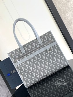 迪奥 这款 Safari 手袋兼具高雅风范与实用功能。采用迪奥灰 CD Diamond 图案帆布精心制作,从 Dior 档案汲取灵感,饰以同色调光滑牛皮革细节。宽敞的隔层和正面拉链口袋可收纳各种日常用品,皮革带和 D 形饰环可悬挂各种配饰或 AirPods Pro 耳机套。皮革顶部手柄更显精致,可手提或肩背。迪奥灰 CD Diamond 图案帆布Marc Bohan 于 1974 年设计的 CD Diamond 图案帆布以立体线条菱形图案重新诠释 CD 首字母,呈现于棉质帆布面料正面饰以 Dio