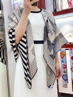 【双面同色】专柜同步 Hermes家买了都说好看【新型大剧院 】 推荐 顶级工艺超值 爱马仕专柜爆款 羊绒方巾 立体呈现图案纹路实物档次极高 特殊工艺高端研发惊艳问世 特殊尖端工艺处理 受到白富美的喜欢 无论是品质 款式 价格都令大牌控的她们尖叫 超高性价比 绝对值得入手 70%山羊绒+30%真丝，尺寸：cmcm