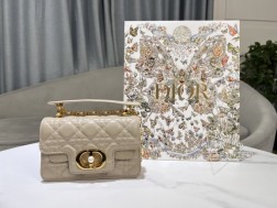 DIOR 迷你号 Dior Jolie升级版款号:0069 胭脂米这款 Dior Jolie 手提包是二零二四春夏成衣系列新品兼具优雅气质与实用功能。采用胭脂米色牛皮革精心制作饰以藤格纹缉面线双重翻盖饰以 CD 标志提升格调点缀以白色树脂珠饰三隔层和拉链口袋可收纳各种日常用品可与日常或晚装造型搭配。迷你款式搭配可拆卸手柄与可拆卸链条肩带肩带由皮革带和 CD 标志链环组成饰以白色树脂珠饰可舒适手提肩背或斜挎尺寸:19 x 12 x 6 厘米(长 x 高 x 宽)