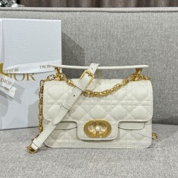 迪奥 JOLIE-22CM米白采用白色牛皮革精心制作饰以藤格纹缉面线双重翻盖饰以 CD 标志提升格调点缀以白色树脂珠饰可收纳各种日常用品可与日常或晚装造型搭配兼具优雅气质可舒适手提、肩背或斜挎~尺寸: