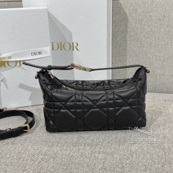 DIOR CD饭盒包黑金颜值内卷 小牛皮打造出柔软的质感像摸一团棉花糖的感觉小小一只 轻便能装 谁用谁可爱 谁用谁独特