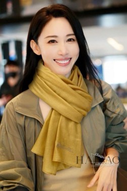 LP极品原单【LP纯色卷边长巾】 高尖端产物 重磅呈现 ,绝无仅有 史无前例 %纯山羊绒 手感好到爆 绝对又是一款手慢无 工艺上采用的是进口支纯羊绒非常显档次,低调中带着小奢华。尺寸90cm %进口纯羊绒织就