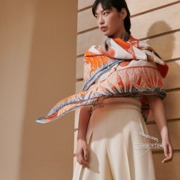 羊绒新款 买了都说好看 推荐 爱马仕双面同色羊绒方巾【剪影骑士双面同色】，顶级工艺超值 爱马仕专柜爆款 立体呈现图案纹路实物档次极高 特殊工艺高端研发惊艳问世 特殊尖端工艺处理 受到白富美的喜欢 无论是品质 款式 价格都令大牌控的她们尖叫 超高性价比 绝对值得入手 尺寸：cmcm，70%羊绒+30%真丝