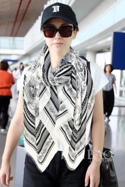  爱马仕羊绒长巾 【水手纹身长巾】极力推荐款 重磅进口纯羊绒围巾，最好的羊绒纤维，没有一丝杂色，真正的奢侈品中的极品，质感显得更加奢华，手感棒极了 质感品质不想多做描述 只想说，能遇到就是幸运 尺寸：cm，%精选纯羊绒