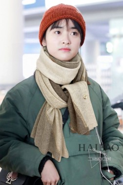 新款 绝对史诗级尖端山羊绒针织【LP金丝拼色披肩】羊绒金丝针织披肩 实物雅致柔和。质感上亲肤柔软十分舒适。接缝处选用上好不掉色金线连接，天然纯羊绒儒雅的色泽配合金线的闪亮效果。十分的出彩显高档。无论送人还是自用都是ZUI好的选择，让她陪你温暖行走江湖系列最高端的一款，手感软糯舒适.绝对温暖的享受。这样的品质级别内销市场基本是见不到的，所以能见到的都偷着乐吧，低调奢华有内涵，此款围巾绝对是犒赏自己送亲人密友的奢华礼物，规格，70cm，%Cashmere 山羊绒。