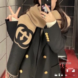 牛 稳稳的“高段位”！！全网最高版本 】时髦过冬！！Gucci秋冬新款提花双面围巾！高端奢华，非常重工的双面老花设计，正反两面都采用GG图案，灵动而又不失俏皮。高级时髦精必入推荐，品质牛的不需要多说了，上身的感觉真的无敌高级气质！！来自女人们都会爱的Gucci老花~又是美出了天际啊！！自带高级气场，Gucci独有的高级时髦，稳稳的“高段位”！羊毛手感超级厚实柔软舒服！！！真的非常令人佩服，非常有大牌的气场，张力十足，温柔时尚知性！尺寸规格：32cm