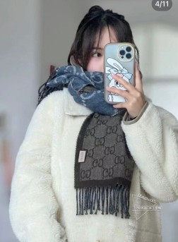 【 牛 稳稳的“高段位”！！全网最高版本 】时髦过冬！！Gucci秋冬新款提花双面围巾！高端奢华，非常重工的双面老花设计，正反两面都采用GG图案，灵动而又不失俏皮。高级时髦精必入推荐，品质牛的不需要多说了，上身的感觉真的无敌高级气质！！来自女人们都会爱的Gucci老花~又是美出了天际啊！！自带高级气场，Gucci独有的高级时髦，稳稳的“高段位”！羊毛手感超级厚实柔软舒服！！！真的非常令人佩服，非常有大牌的气场，张力十足，温柔时尚知性！尺寸规格：34194的size~两个色。