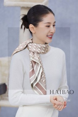 原单 原单 Dior专柜经典主打款【D老花双面90】真丝方巾 这款Diortwin方巾采用双色双面设计，向标志性的Obique印花致敬，采用桑蚕丝斜纹面料精心制作，搭配手工缉面线饰边，一面为灰色，一面为海军蓝色，均饰以同色调“Christian Dior”标志提花条形图案。可系在颈部或头部，打造耀眼夺目的秀场同款造型，度假及日常都非常好搭配的款 订单私流 平时穿搭也非常好搭配，整个人看起来都会神采奕奕 好多不用多说，细节品质都看得清楚，绝对获赞的高规格品质 尺寸：9090方巾，%桑蚕丝定制[色]