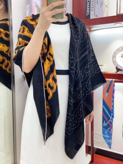 CHANEL【CHANEL装饰链条】丝羊绒方巾 【高端 大爱 丝羊绒 婴儿触感舒服到飞 女人尤物 货极少 四季都可以用 真心美的让人非常非常心动 上身效果简直美翻了 品质非常完美 整个围巾给人大牌气场的同时又非常精致秀丽 绝对值得入手的新款 实物一拿到就会庆幸自己是女人的绝美好货 值得品鉴 完美气质品味Ditails首选 尺寸：cm，70%羊绒+30%真丝