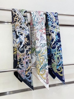 【双面同色】高级感爆棚 CD DIOR【海底世界 90】高级时髦风 配色非常考究,图案匠心,上身简直美得太惊艳了 融入日常的单品,可以搭配很年轻的穿搭方式。它足以让任何一件平庸的服装变得惊艳无比,有着丰富搭配功能 柔软.手感,光泽感,卷边都做的非常好,定制级面料.赋予了围巾更非常容易造型.简单的搭配却给人非常舒适有品味的大牌感…推荐 9090cm顶级斜纹真丝方巾