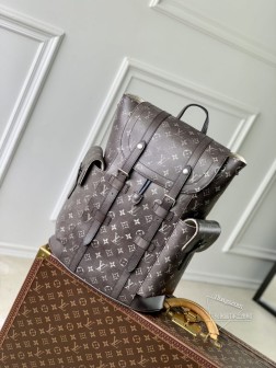 LV M11521 Christopher 中号双肩包 Pharrell Williams 巴黎款