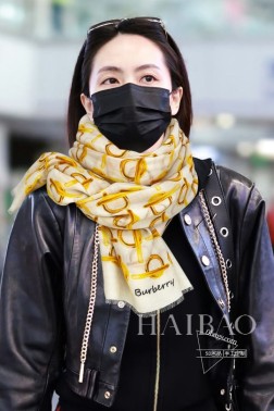 上新 巴宝莉羊绒长巾【B字扣徽标长巾】 抢 VIP推荐 下手一定要快【高端 大爱 顶级纯山羊绒 婴儿触感舒服到飞 女人尤物 货极少 四季都可以用 真心美的让人非常非常心动 上身效果简直美翻了 品质非常完美 整个围巾给人大牌气场的同时又非常精致秀丽 绝对值得入手的新款 实物一拿到就会庆幸自己是女人的绝美好货 值得品鉴 完美气质品味Ditails首选 VIP们 上 %顶级纯山羊绒