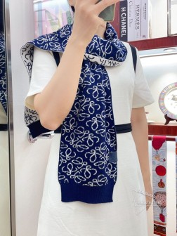 超级推荐！LOEWE 双面全覆盖提花 Anagram，Anagram 皮革标签，当季最新！越看越好看！罗纹收口。价格给力！简单大方又时尚，实物非常高档，非常工整精致！羊绒面料极具软糯特性！男女围都好看，做情侣款简直完美！懂的速度入手！【20X163cm %羊毛】