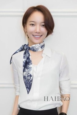 上新 Dior【D动物园羊绒菱形巾】！配精致手工卷！多功能配饰！色彩明丽，格调高雅而随性，捕捉一瞬间的灵感融入作品之中，将美的含义发挥到极致。成份：30真丝70棉羊毛，规格：34107～