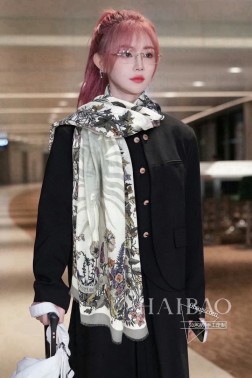 上新 迪奥羊绒长巾【D夏日风情长巾】 抢 VIP推荐 下手一定要快【高端 大爱 顶级纯山羊绒 婴儿触感舒服到飞 女人尤物 货极少 四季都可以用 真心美的让人非常非常心动 上身效果简直美翻了 品质非常完美 整个围巾给人大牌气场的同时又非常精致秀丽 绝对值得入手的新款 实物一拿到就会庆幸自己是女人的绝美好货 值得品鉴 完美气质品味Ditails首选 VIP们 上 %顶级纯山羊绒