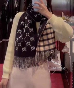 Gucci · 古奇经典羊绒围巾来个硬货.麻溜的安排上.纯正出口原订单已经交货一，其中一刚过海关，直蹦英国 .最后一还在紧急生产中.这种货已经不想多描述了，万年必备款.男女通用.买手带走一部分.面料%羊绒.手感软糯，不厚重.超级保暖亲肤.及其低调奢华 每个色都是爱到爆炸 每色必须安排上.这么好的价位，错过敲烂脑壳儿 size：30cm