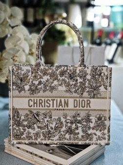 DIOR 新款 金色千花独角兽 这款 Book Tote 手袋由 Dior 女装创意总监玛丽亚·嘉茜娅·蔻丽 (Maria Grazia Chiuri) 设计,是体现 Dior 美学的主打产品。采用奶白色面料等材质精心制作,通体饰以彼得罗·鲁福 (Pietro Ruffo) 设计的金色调 Millefiori Unicorn 图案刺绣,以充满诗情画意的花卉设计展示来自苏格兰神话的独角兽符号,可收纳各种日常用品。中号款式,正面饰以 Christian Dior Paris 标志提升格调,彰显 Di