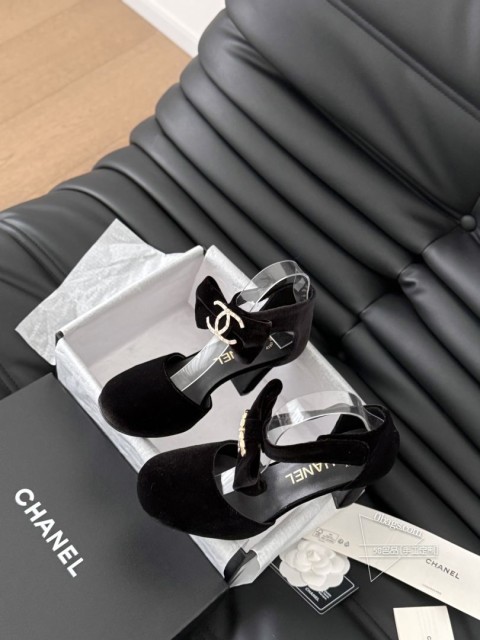 Chanel 24K走秀款玛丽珍单鞋简约又不失甜美俏皮！鞋头经典拼色简约易搭，搭配一字带更加跟脚。内 1106
