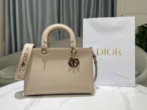 迪奥 中号 Lady D-Sire My ABCDior 手袋胭脂米色牛皮革编号 M1151OTRL_M51U这款 Lady D-Sire My ABCDior 手袋是二零二四春夏成衣系列新品,从 Lady Dior 手袋经典的优雅气质汲取灵感。融入休闲风格重新诠释,打造都市造型,轻盈的胭脂米色粒面牛皮革触感柔软、经久耐用。中号款式,饰以浅金色饰面金属 D.I.O.R. 吊饰,为精美的轮廓增添一分灵动。设计别致,肩带可饰以经典徽章彰显个性,可手提或斜挎。可调节的宽肩带包含三枚徽章,可打造个性造型