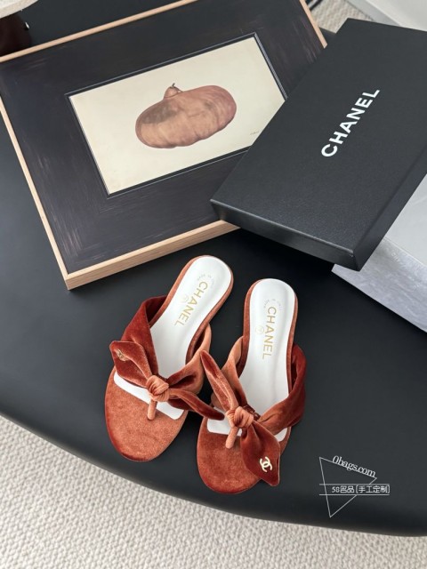Chanel 25C早春玛丽珍拖鞋系列这一季的鞋子都很棒耶！纯黑色玛丽珍上脚很舒服鞋面皮质也很软，不 89
