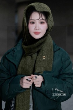 上新 Loro piana 独家牛货 【LP连帽一体披肩】 是围巾，又是帽子，双用设计，纯羊绒非常舒适温暖，一次满足您多种保暖用途，低调奢华，由于是出口韩国订单，每款数量才几十条，全部有授权有合同的好东西 一样材质.一样流水线.一样的工艺.全部今年流行色 采用%山羊绒.卖一条少一条的好货 且不用担心面料因为出口的原料固色度都是一级定期抽查...一等一好货