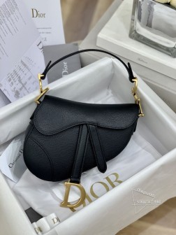 DIOR classic saddle bag 掌纹小牛皮在众多的马鞍包里这只SaddleBag是最还原马鞍的样子的所以包型十分特别,而且很有辨识度 背上身特别吸睛最大的亮点是包身上的金属装饰 不仅包盖上挂着首字母D连接包身和手柄的也是个做旧的CD字样非常精致 小牛皮版本依旧高级,皮质光滑亮眼搭配各种复古肩带,别有一番味道 个人非常推荐马鞍包 经典地位不可动摇在包包历史上留名的一款也是今年动静最大的一款复古回潮 小号尺寸:20166.5cm 770210900大号尺寸:26207 cm 7