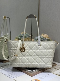 迪奥 Dior Toujours 大号手袋〔白色〕这款Dior Toujours 手袋于二零二三春夏系列发布秀精彩亮相休闲实用的设计别具一格.采用白色牛皮革精心制作饰以超大藤格纹缉面线宽敞的内部隔层可整齐收纳各种日常用品硬挺的顶部手柄搭配复古饰面金属装饰提升格调,可轻松手提. 搭配 调节皮肩带 型号:购物袋尺寸:41 X25.5 X15 cm