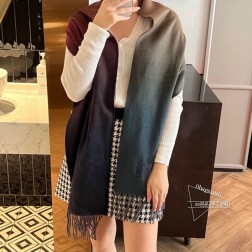 Loewe罗意威今年最新的订单(讲真，送人自用百分推荐)Svip推荐(自留.品质绝对放心).真心觉得可以多入几色太好搭配，立体刺绣美的让人如此心动，非常的优雅 大货一个半月前刚走的货，好货立马跟大家分享 介绍下产品 .大家都知道之前一直做羊绒版本，但由于今年原料太贵，特意做了一性价比超高的羔绒版本！ 手感非常软糯 %羔羊绒 手感也是非常软糯 关键是性价比太高了 品质极好极好的 手感非常柔软 奢华有质感！这款围巾质地柔软而温暖，经典而永不过时。 好东西价格也十分可爱~.拍照没有实物美.细腻柔软上身