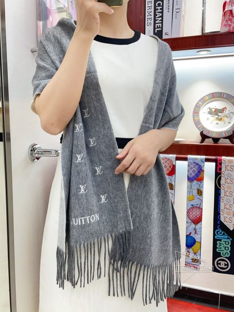 Louis Vuitton 专柜款满天星当季双面热款女羔绒两用围巾 专柜当季排长队预定的牛货 起了一个巨好听的名字“璀璨星空lv” 本年度最好看最流弊的披肩 明星上身热款 冬季高端甄选 ◎规格30