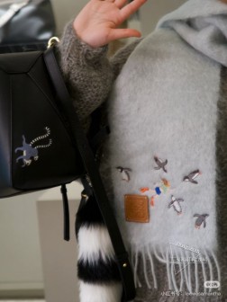 Loewe超美新款马海毛围巾!超级推荐入手!质感好货!罗意威主打的马海毛围巾~据说超难买哦!!打了好多次版!终于出货 最接近原版 进出专柜无压力 做工非常精致,很有分量,我们的价格真的超级值!这个围巾最大的感触就是超级柔软舒服,并且很有空气蓬松感!!!马海毛特殊工艺特有的质感真的太美了!数量有限,不保证随时有货~只要经济允许,任意收!!狂不挑人,狂气质!谁围谁有气质!!真的希望大家不要错过这样的款式。 23 g 50%马海毛 48%羊毛 2%锦纶