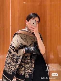 爆款，Bur战马骑士双面披肩，各种好看，被誉为Burberry今年最美的款，最经典的提花战马徽标最美的经典配色披肩，精制围巾，选用提花精纺羊绒面料制成，装饰品牌大号格纹和马术骑士设计。将品牌徽标融入橡树叶和橡果背景中，彰显博柏利风范。规格不含两边流苏 cmx50cm，含流苏尺寸，cmx50cm 450克重%羊绒长方形两端流苏